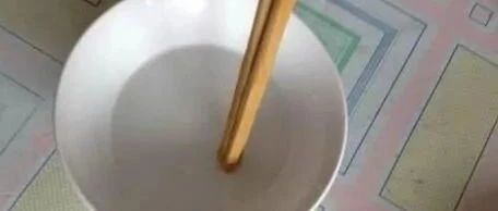 通灵术揭秘：空碗“竖筷子”不倒